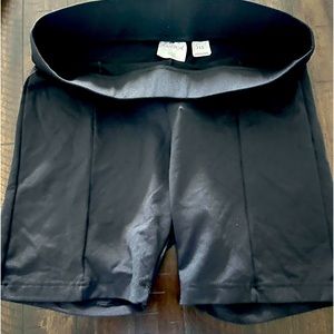 NEW WITH TAG. MENS FITTED ACTIVEWEAR SHORTS. SIZE LARGE. NEVER WORN